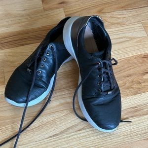Clarks unstructured Womens size 9.5 great fitting sneaker